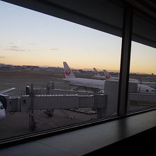 窓際の席から眺める航空機の様子