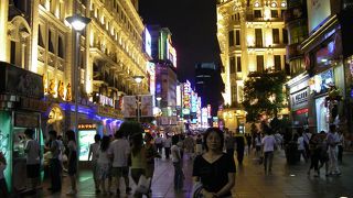 昼も夜も大賑わい。