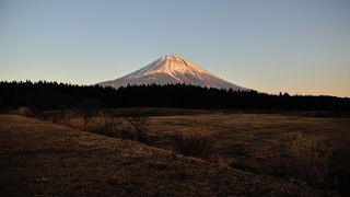 車を止めて安全に富士山が見れます
