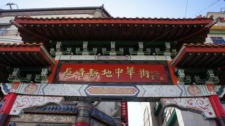 南側に建つ朱雀門