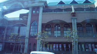 建物内部を路面電車が通り抜けます