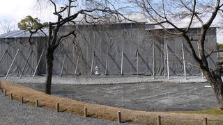 工事中、今は池のお水もありません。