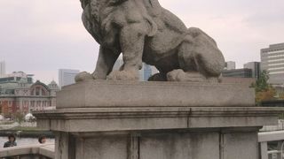 見事なライオンの像がある