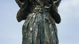 祈りの龍馬像が仲間への鎮魂の想いを込め、海に向かって合掌していました