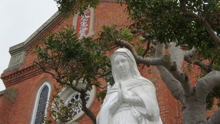 内部の幾何学的なステンドグラスに、高いこうもり天井の見事さも目を見張ります