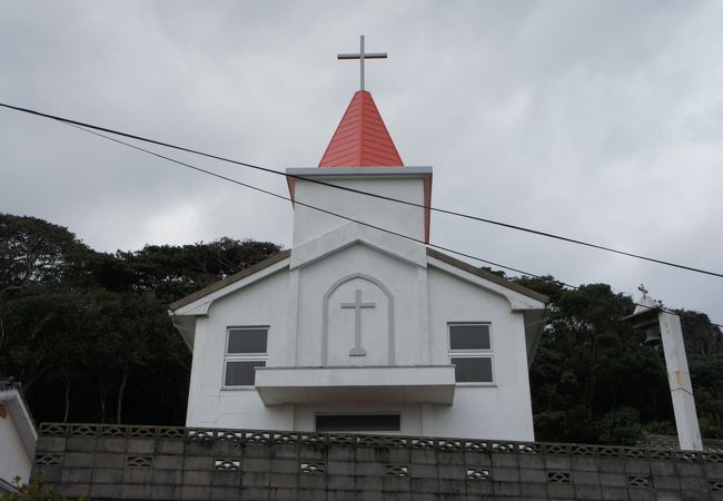 急斜面に建つ赤い屋根の小さな教会