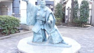 甘酒横丁と浜町緑道が交差するところ