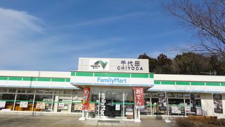 お弁当等食べられるコーナーあり。