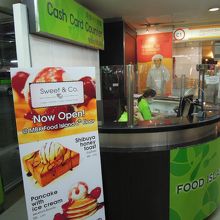 入口（2か所ある）ではカードにチャージしてから中へはいります