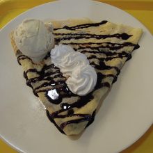 クレープはアイスとソースを選択して70B