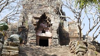 358段の階段を上る必要がある