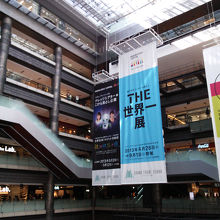 北館の吹き抜け。