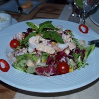 ホテルの屋上レストランでの食事。海が遠くに見えました。