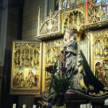 キンキラの聖母子像です、衣装も良いかと・・・