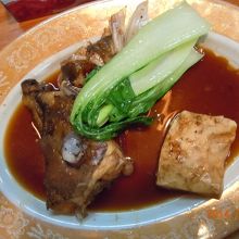 煮魚をお願いしたら、店主が勧めてくれた「あらの煮つけ」です