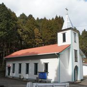 赤い屋根に青の縁取りの小さな教会