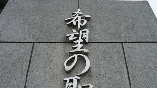 現在の像は、平成8年に建て替えられたものです
