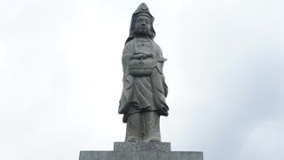 観音はかごの中に鯛を抱える優しい姿です