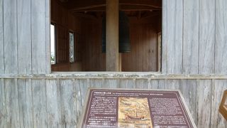 イヌマキ材を使用した建物の中にあります