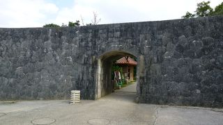 石垣に覆われたアーチ型の門