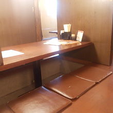 禁煙席は掘り炬燵デザインになっています