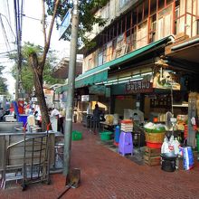 まわりも飲食店がならびます
