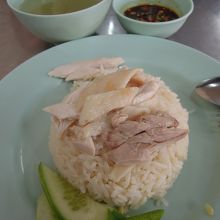 カオマンガイのチキンはやわらかくすぐになくなります