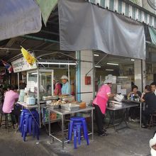 料理は店先で、タイの標準でしょうか