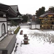 方丈から唐門みる