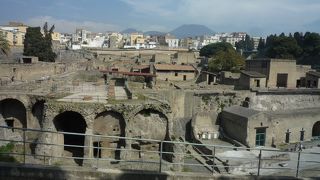 ポンペイより静かでゆっくり見学できる