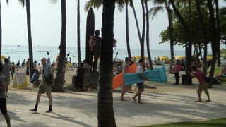 ワイキキ・ビーチの中心にあります。