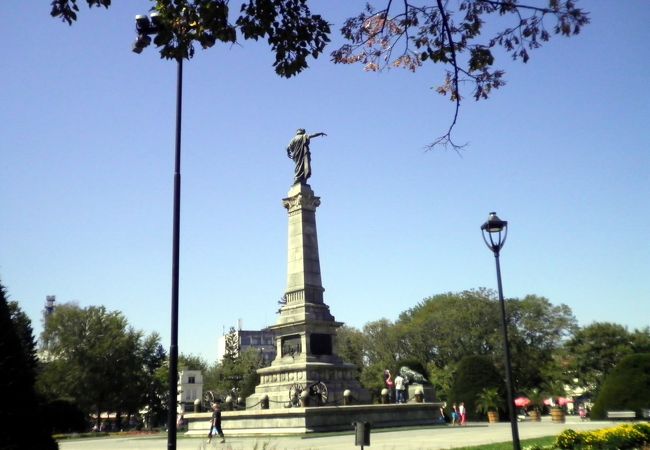 自由の女神像が立つ、自由広場