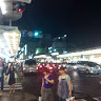 外に出るとすぐ四条通りです