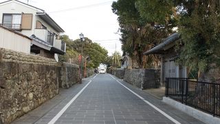 石垣の上にはこぼれ石