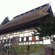 日本一の茅葺屋根のお寺