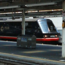 ペリーの黒船にちなんだ黒色の電車です。