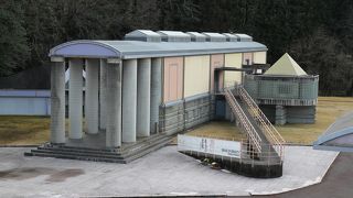 岡之山美術館　現在美術を展示する小さな美術館です。