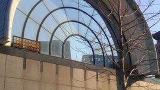 ＪＲと地下鉄が利用できます。