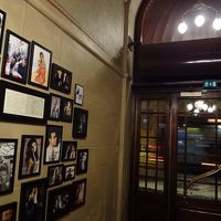 併設のカフェを訪れた著名人の写真が