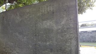 平川門の橋の入口に建てられています