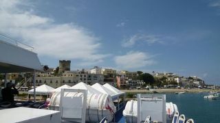 夏季はイスキア島からカプリ島への船があります