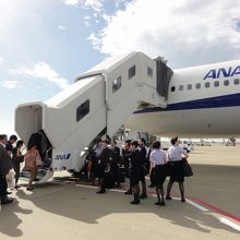 飛行機に乗り込む