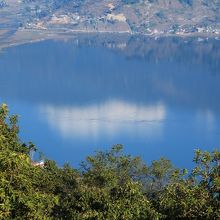 眼下には逆さヒマラヤとフェワ湖