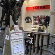 地下に降りる階段で、店内へ。