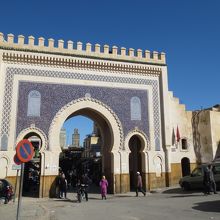 入口の青いタイルの門