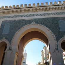 門の裏側　グリーンのタイルの門