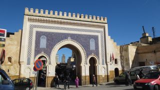 タイル装飾が美しいブー ジュルード門