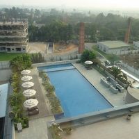 部屋の窓から眺めたプール。