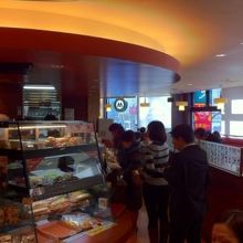 店内はやや狭めです