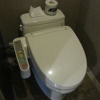 シャワートイレです。トイレットペーパーを流してもオッケー！